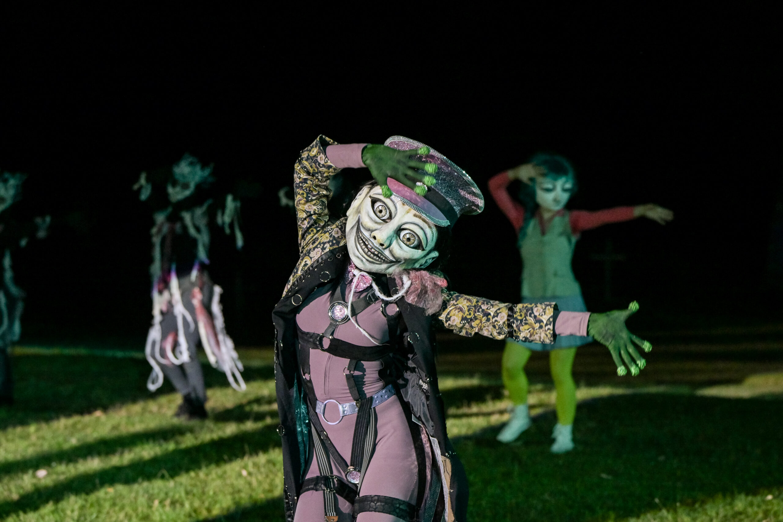 Masken und Synchrontheater "Die Nacht des Schicksals" 20-jähriges Jubiläum im Gutspark Netzeband | Foto: Henry Mundt